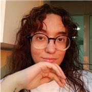 Profesora paciente que refuerza primaria con explicaciones claras.